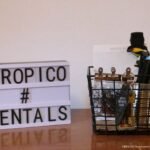 CANASTO NEGRO ARMADO PARA ESCRITORIO: lata con 5 lapices, anotador, frasco chinches, sobres